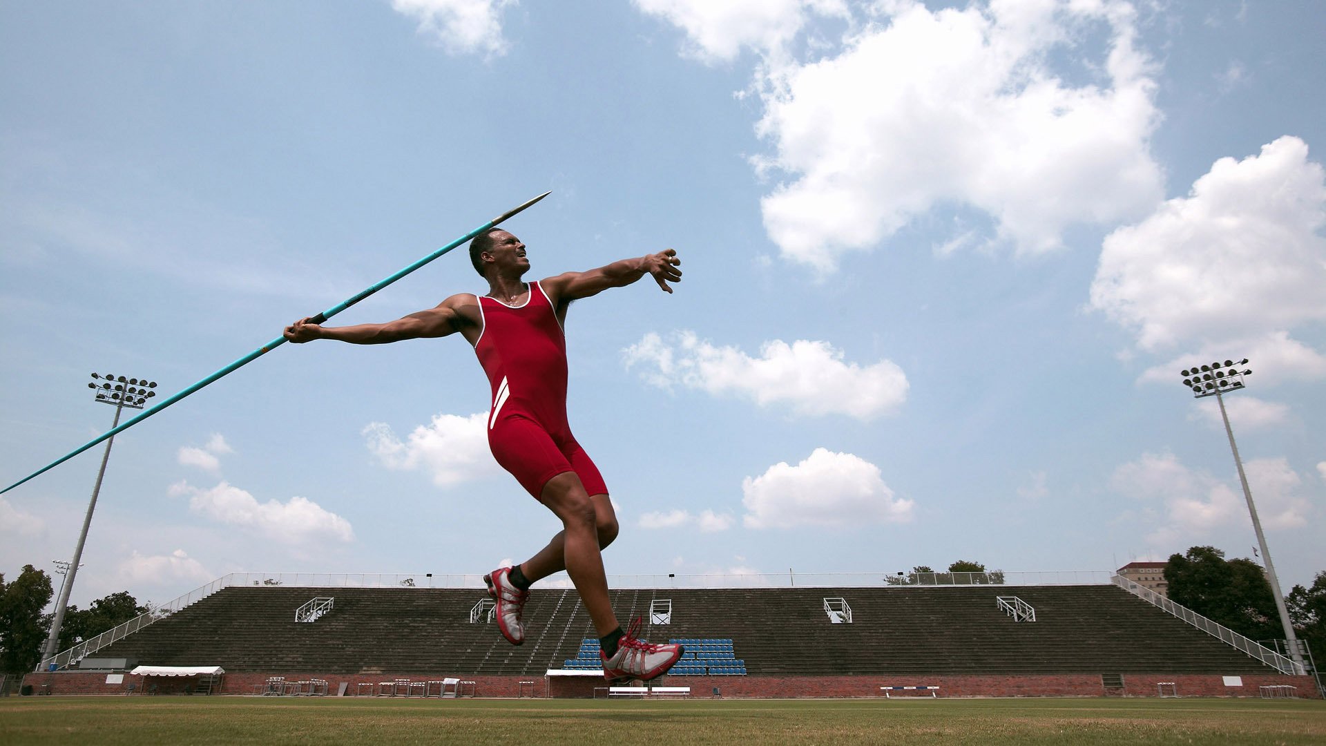 当紫金军团遇见天山雄鹰，克莱式英雄时刻跨越时空的篮球对话