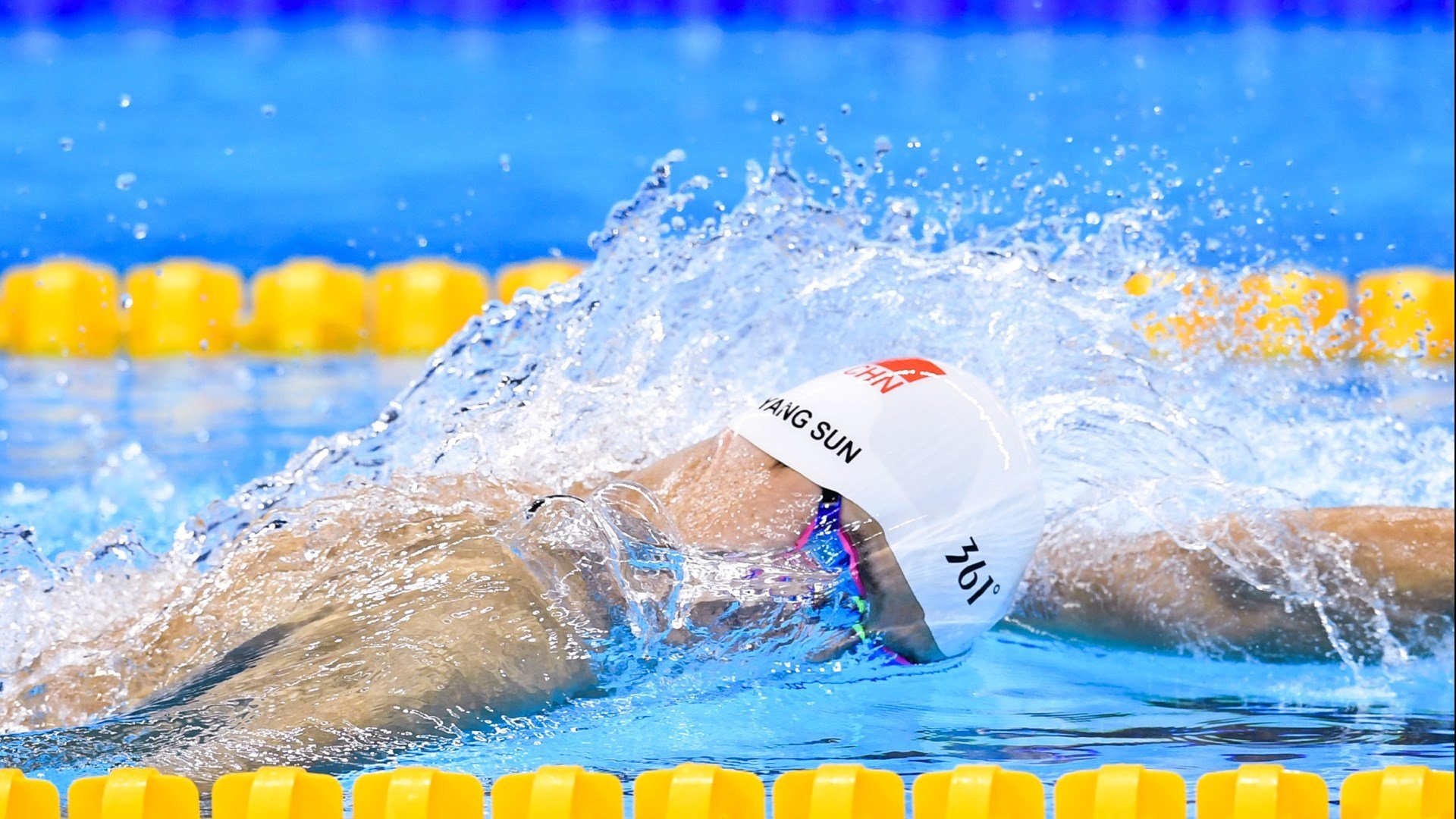 赛道与球场，当库里在F1揭幕战接管比赛，开拓者如何终结热火